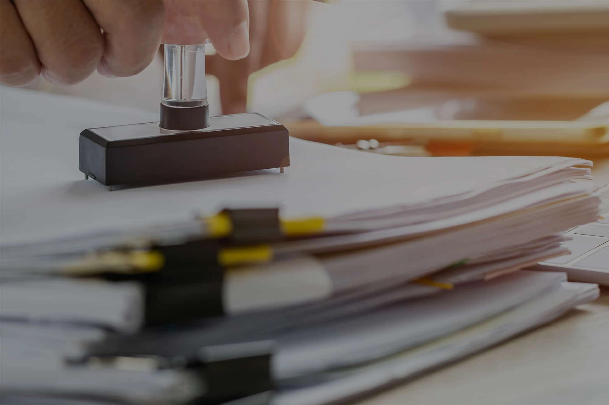 Documentos sendo carimbados